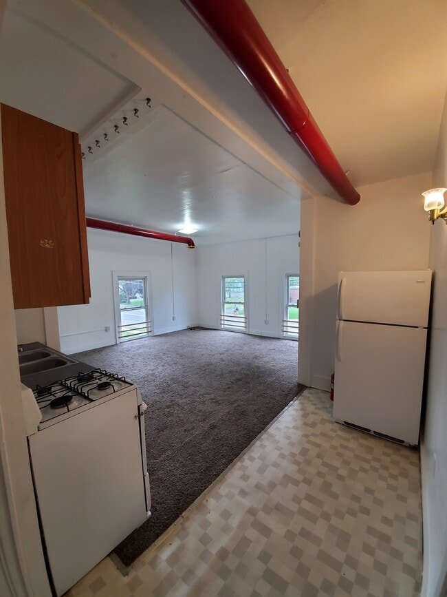 90 E Main St, Unit 2 in Norwich, NY - Foto de edificio - Building Photo