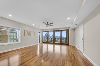215 Manhattan Ave in Union City, NJ - Building Photo - Building Photo