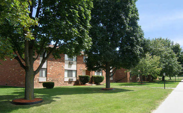 Woodland Manor Apartments in Farmington, NY - Building Photo - Building Photo