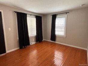 2850 Oldsmobile Ave in Waterford Township, MI - Building Photo - Building Photo