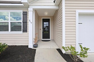 217 Wedge Cir in Richmond Hill, GA - Building Photo - Building Photo