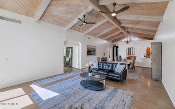 8401 N 84th Pl in Scottsdale, AZ - Foto de edificio - Building Photo