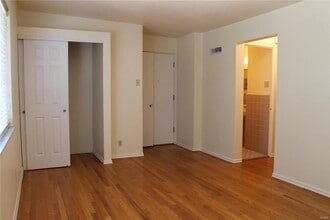 205 Monclay Ct in Kirkwood, MO - Foto de edificio - Building Photo