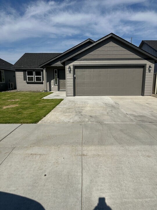 1914 Hickory Rd in Moses Lake, WA - Building Photo