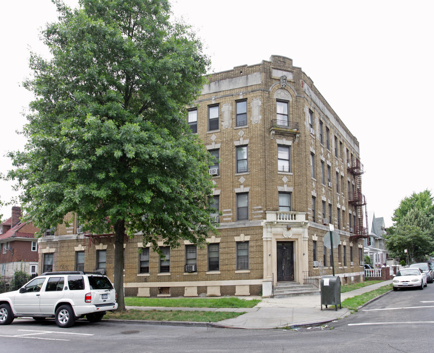 1525 Dorchester Rd in Brooklyn, NY - Building Photo