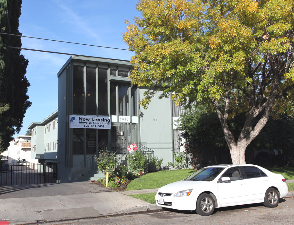 6823 Variel Ave in Canoga Park, CA - Foto de edificio