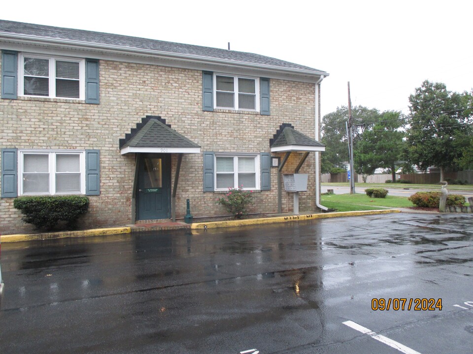 901 Leisure Square in Virginia Beach, VA - Building Photo