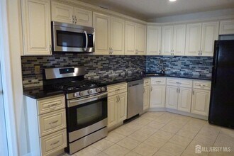 601 Hampshire Dr in North Brunswick, NJ - Building Photo - Building Photo