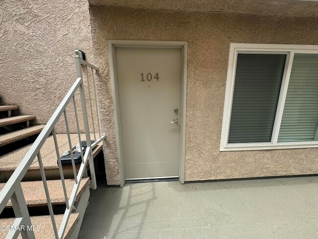 13042 Riverside Dr, Unit 104 in Los Angeles, CA - Building Photo - Building Photo
