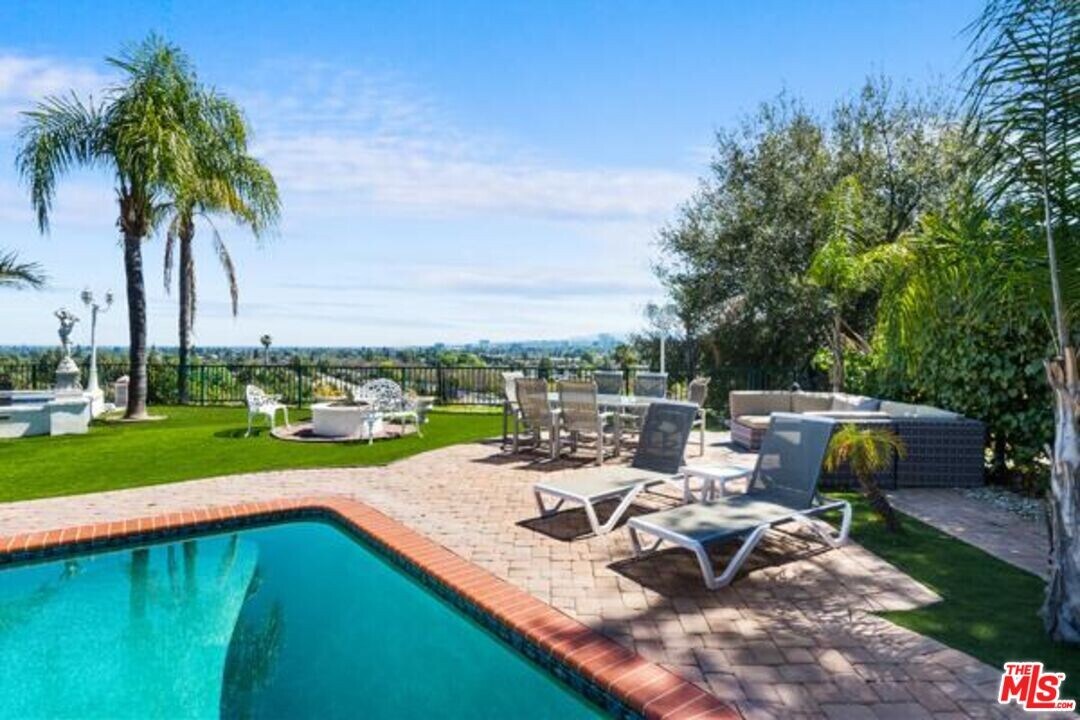 23426 Balmoral Ln in Los Angeles, CA - Building Photo