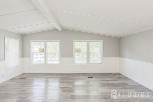21 Forest Dr in Englishtown, NJ - Foto de edificio - Building Photo