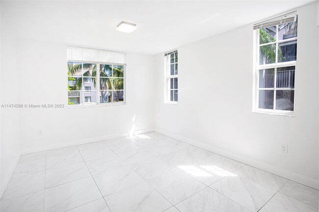 655 SW 111th Way, Unit 105 in Pembroke Pines, FL - Foto de edificio - Building Photo