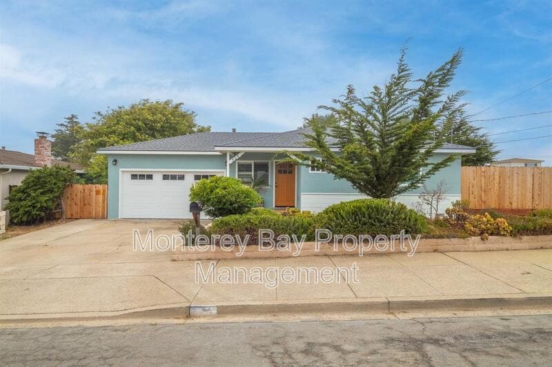 459 Gloria Cir in Marina, CA - Building Photo