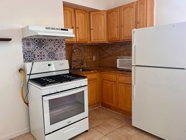 26 Dales Ave, Unit 2nd Floor in Jersey City, NJ - Building Photo - Building Photo