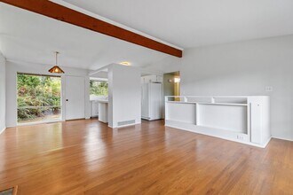 10048 NE 30th Pl in Bellevue, WA - Building Photo - Building Photo