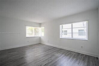 1011 Bay Dr in Miami Beach, FL - Building Photo - Building Photo