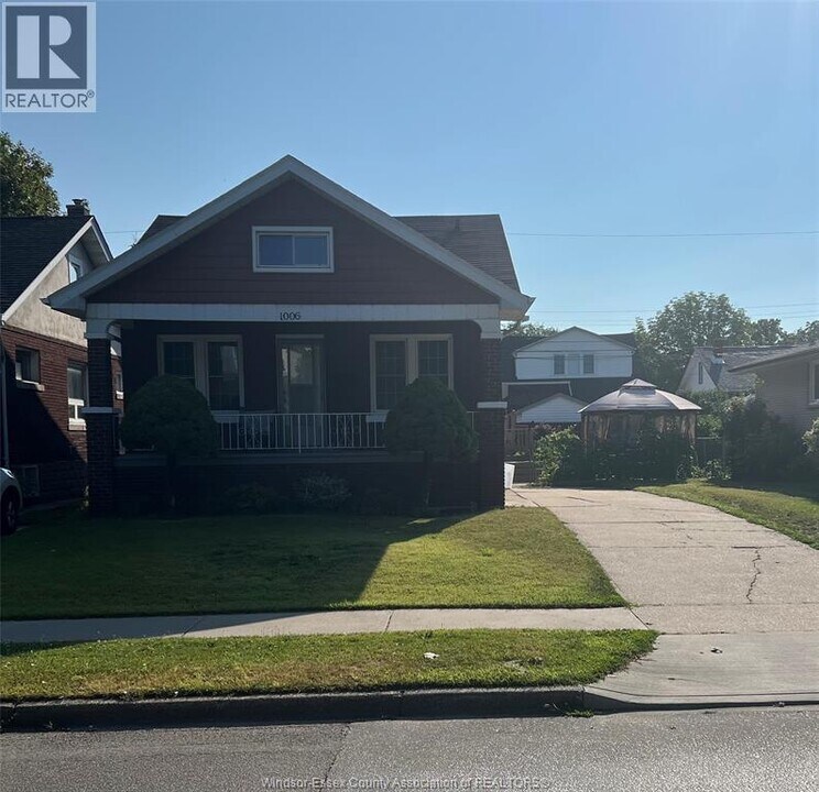 1006 Pillette Rd in Windsor, ON - Building Photo