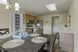 2166 Mossy Creek Dr in San Antonio, TX - Foto de edificio - Building Photo