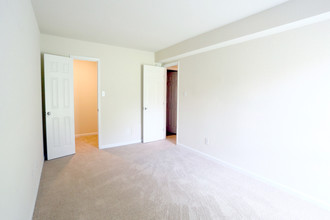 Birdneck Village Apartments in Virginia Beach, VA - Building Photo - Interior Photo