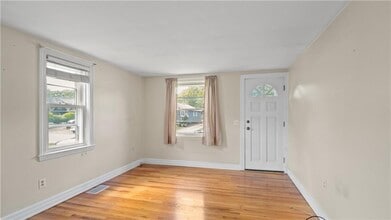 92 Falcon Ave in Warwick, RI - Building Photo - Building Photo