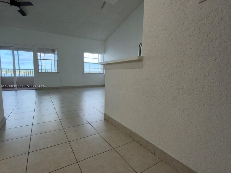2803 N Oakland Forest Dr in Oakland Park, FL - Building Photo