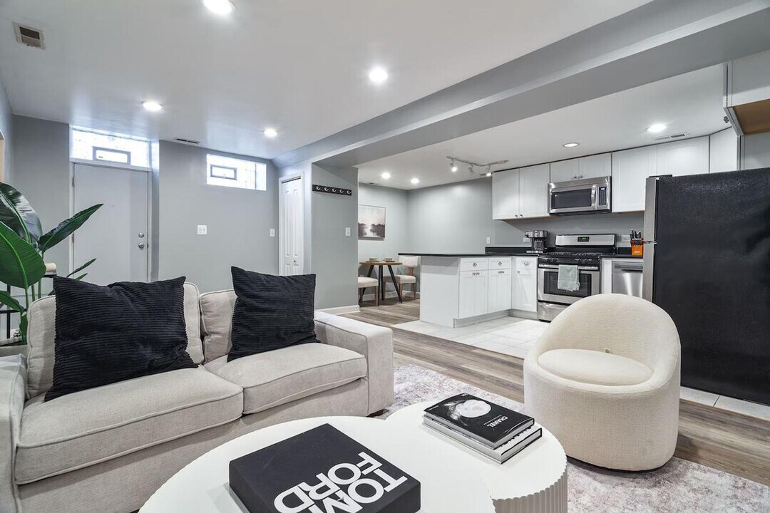 3018 N Clybourn Ave in Chicago, IL - Building Photo