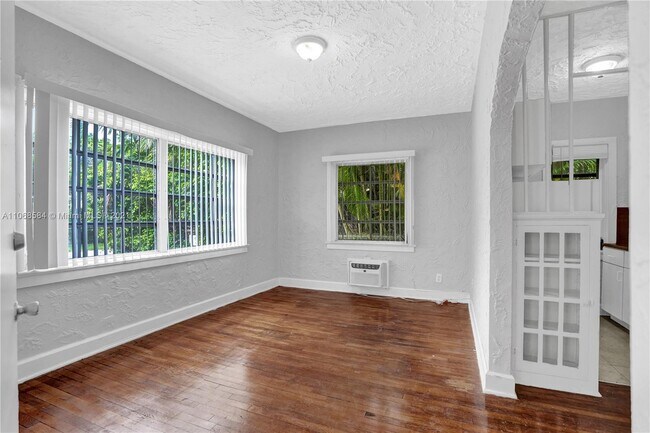 935 Catalonia Ave-Unit -2 in Coral Gables, FL - Foto de edificio - Building Photo