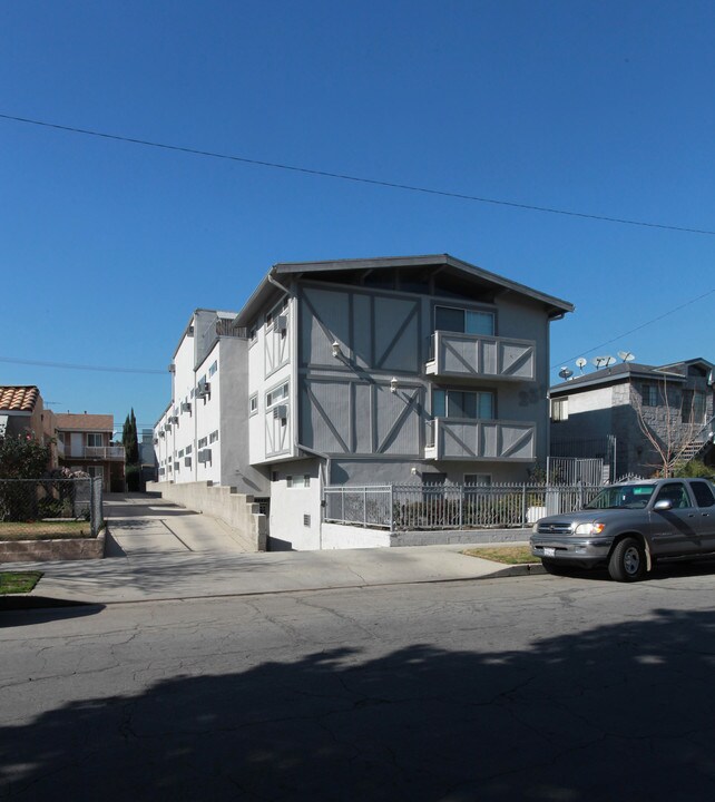 231 W Tujunga Ave in Burbank, CA - Foto de edificio