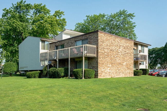 Fairmount Meadows Apartments in Milwaukee, WI - Building Photo - Building Photo