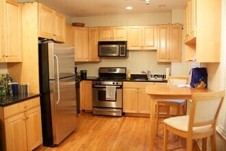 33 Aspinwall Ave, Unit 1 in Brookline, MA - Building Photo - Building Photo