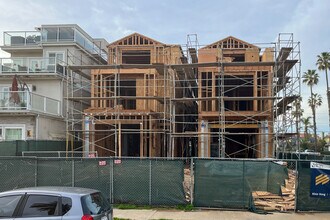 125 8th St in Huntington Beach, CA - Foto de edificio - Building Photo