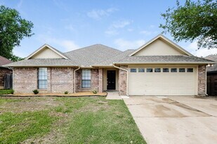6504 Running Creek Dr in Arlington, TX - Building Photo