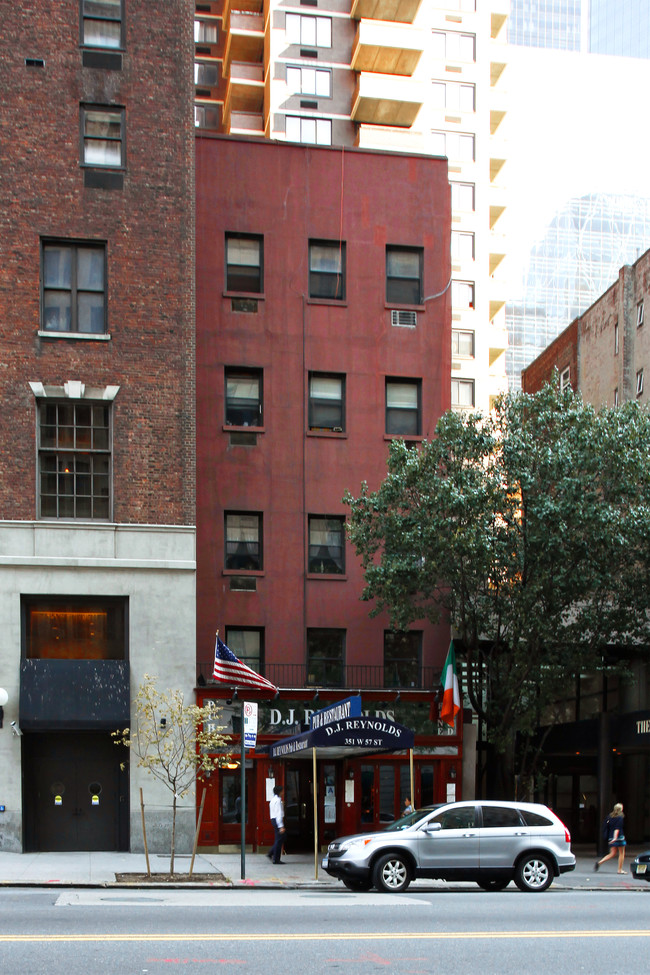 351 W 57th St in New York, NY - Building Photo - Building Photo
