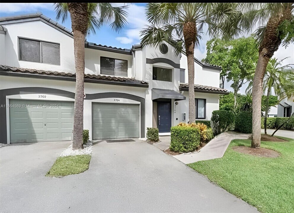 7525 NW 61st Terrace in Parkland, FL - Building Photo