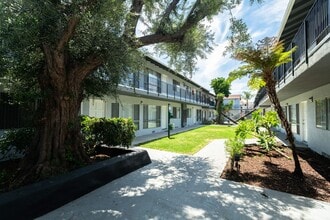 Prairie Villas Apartments in Northridge, CA - Building Photo - Building Photo