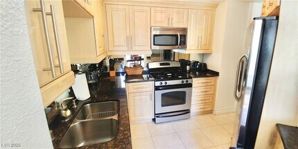 230 E Flamingo Rd, Unit 336 in Las Vegas, NV - Foto de edificio - Building Photo
