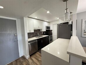 230 Lakeview Dr, Unit 307 in Weston, FL - Building Photo - Building Photo