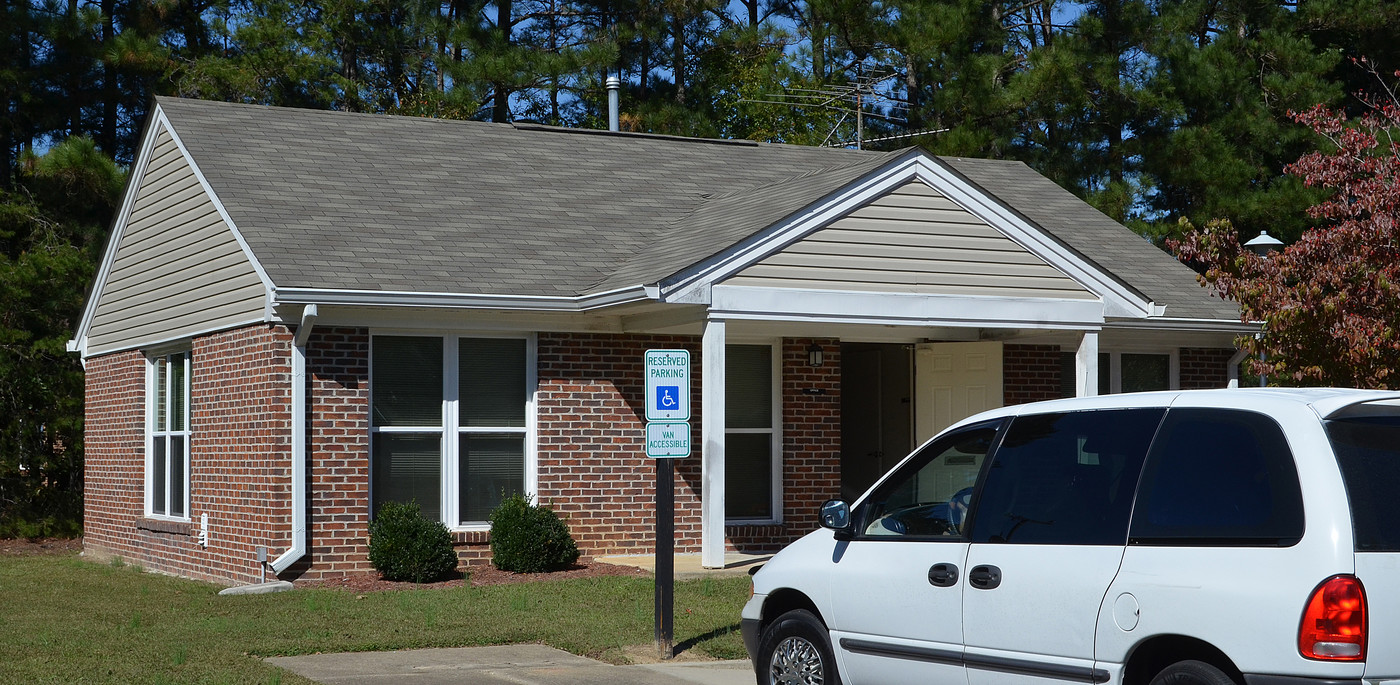 New Lebanon Village II in Spring Grove, VA - Foto de edificio