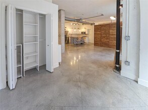 444 NE 30th St, Unit 604 in Miami, FL - Foto de edificio - Building Photo