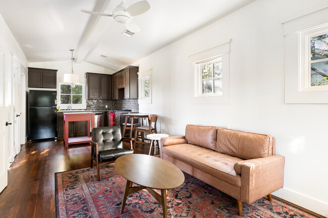 911 13th E St, Unit Swede Hill Casita in Austin, TX - Building Photo - Building Photo