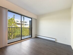 2255 W 5th Ave in Vancouver, BC - Building Photo - Building Photo