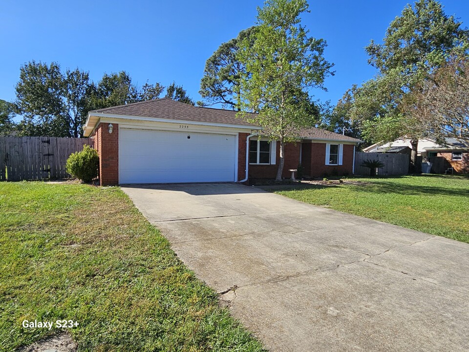 2255 Calle De Cantabria in Navarre, FL - Building Photo