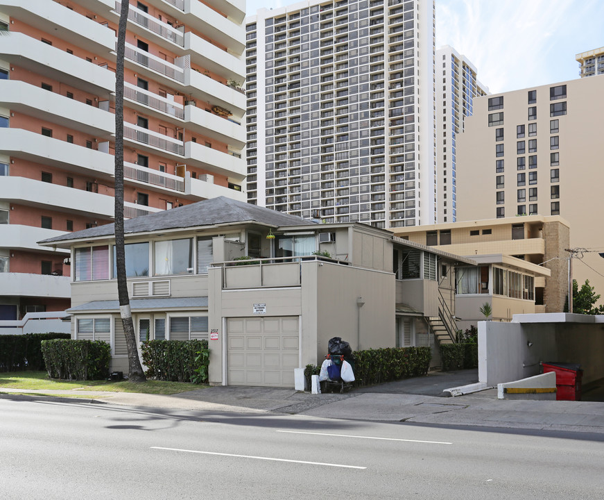 2517 Ala Wai Blvd in Honolulu, HI - Building Photo