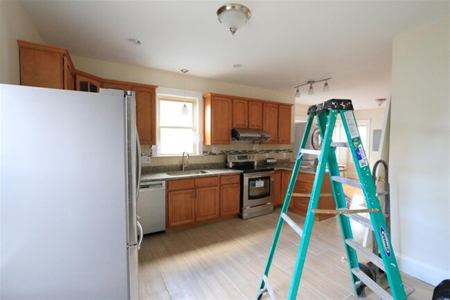 14 Bay State Ave, Unit 2 in Somerville, MA - Building Photo - Building Photo