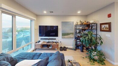 457 W Broadway, Unit 306 in Boston, MA - Building Photo - Building Photo