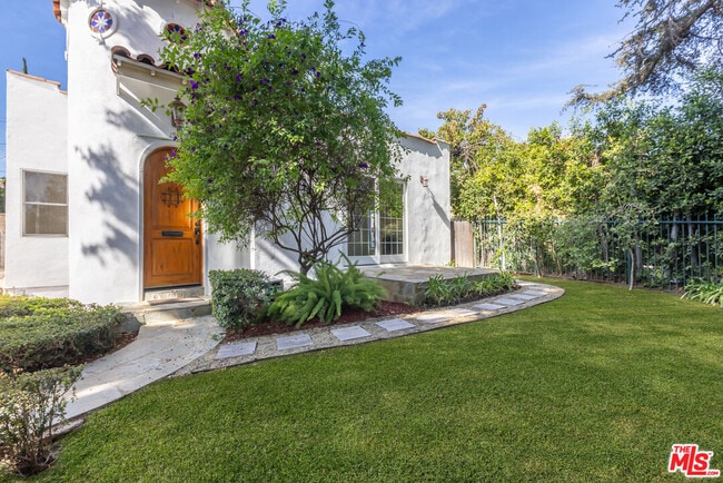 1557 N Stanley Ave in Los Angeles, CA - Building Photo - Building Photo