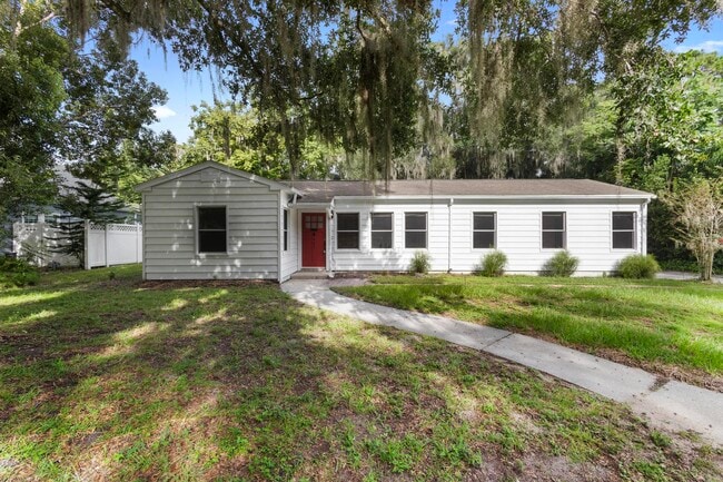 property at 605 N Amelia Ave