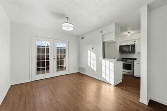 9524 Military Pkwy in Dallas, TX - Foto de edificio - Building Photo