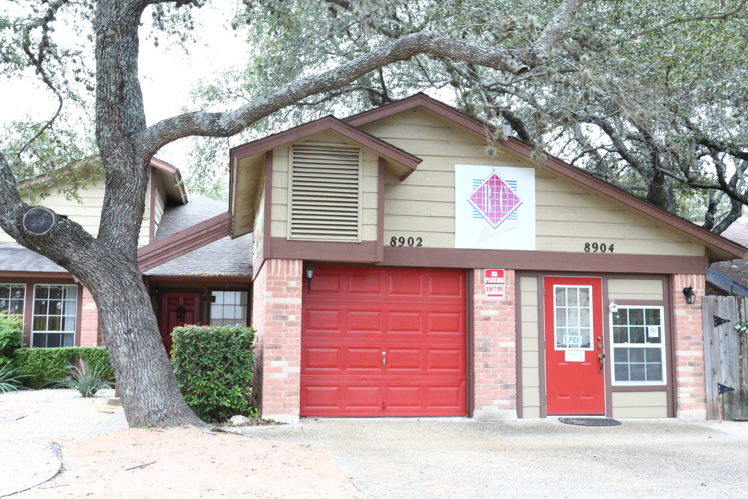 NW and NC Duplexes in San Antonio, TX - Foto de edificio
