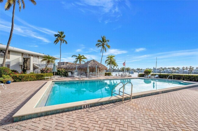 property at 2800 Gulf Shore Blvd N